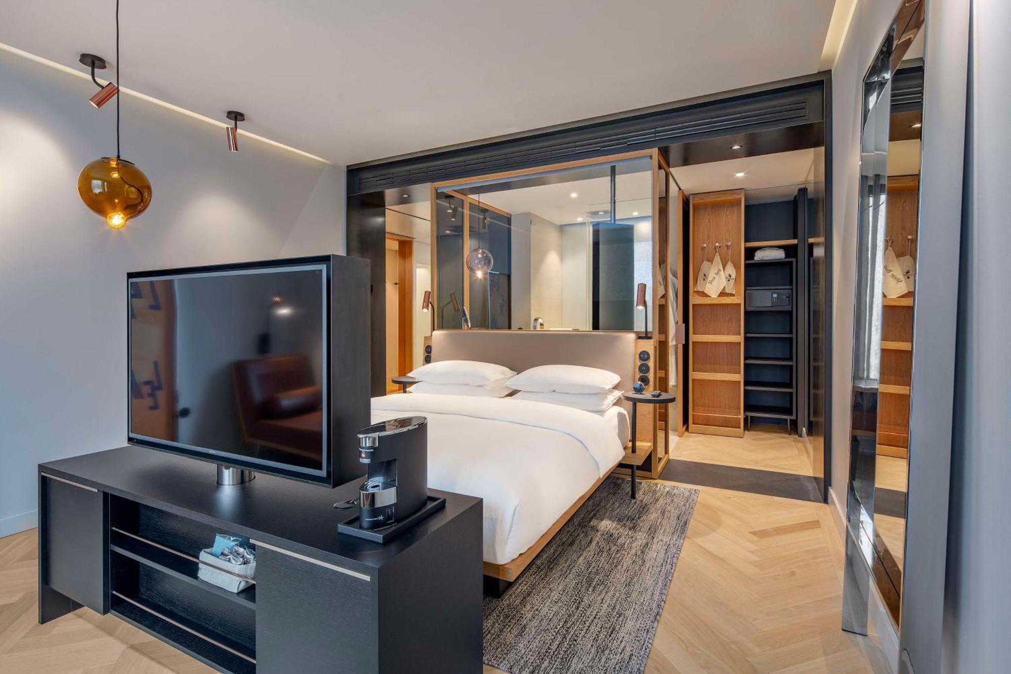 Andaz Munich Schwabinger Tor, By Hyatt Hotel Екстериор снимка A bedroom at the hotel