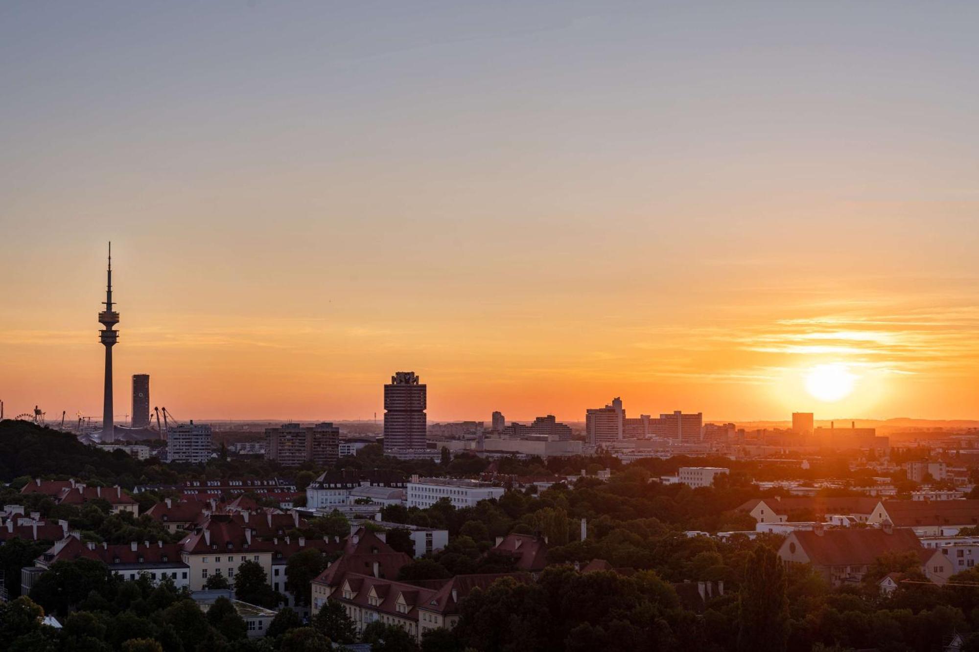 Andaz Munich Schwabinger Tor, By Hyatt Hotel Екстериор снимка Sunset over Stuttgart