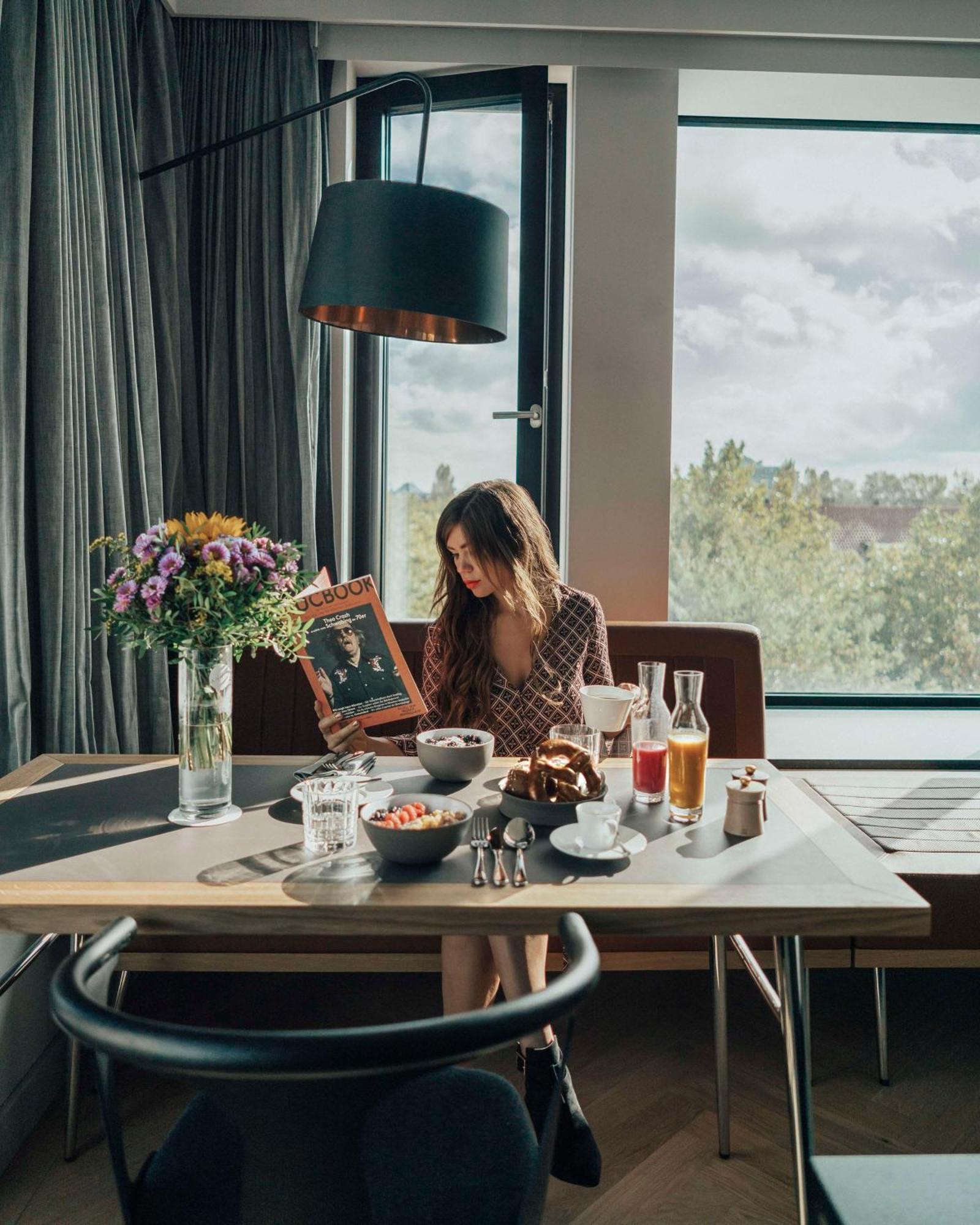 Andaz Munich Schwabinger Tor, By Hyatt Hotel Екстериор снимка A woman reading a magazine