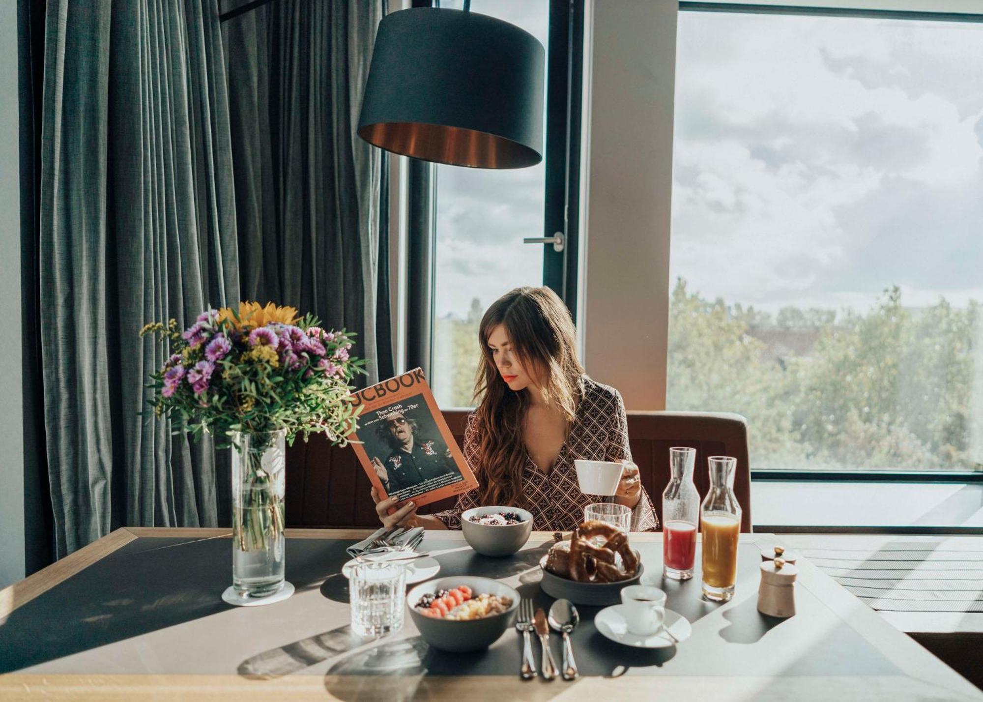 Andaz Munich Schwabinger Tor, By Hyatt Hotel Екстериор снимка A woman reading a magazine