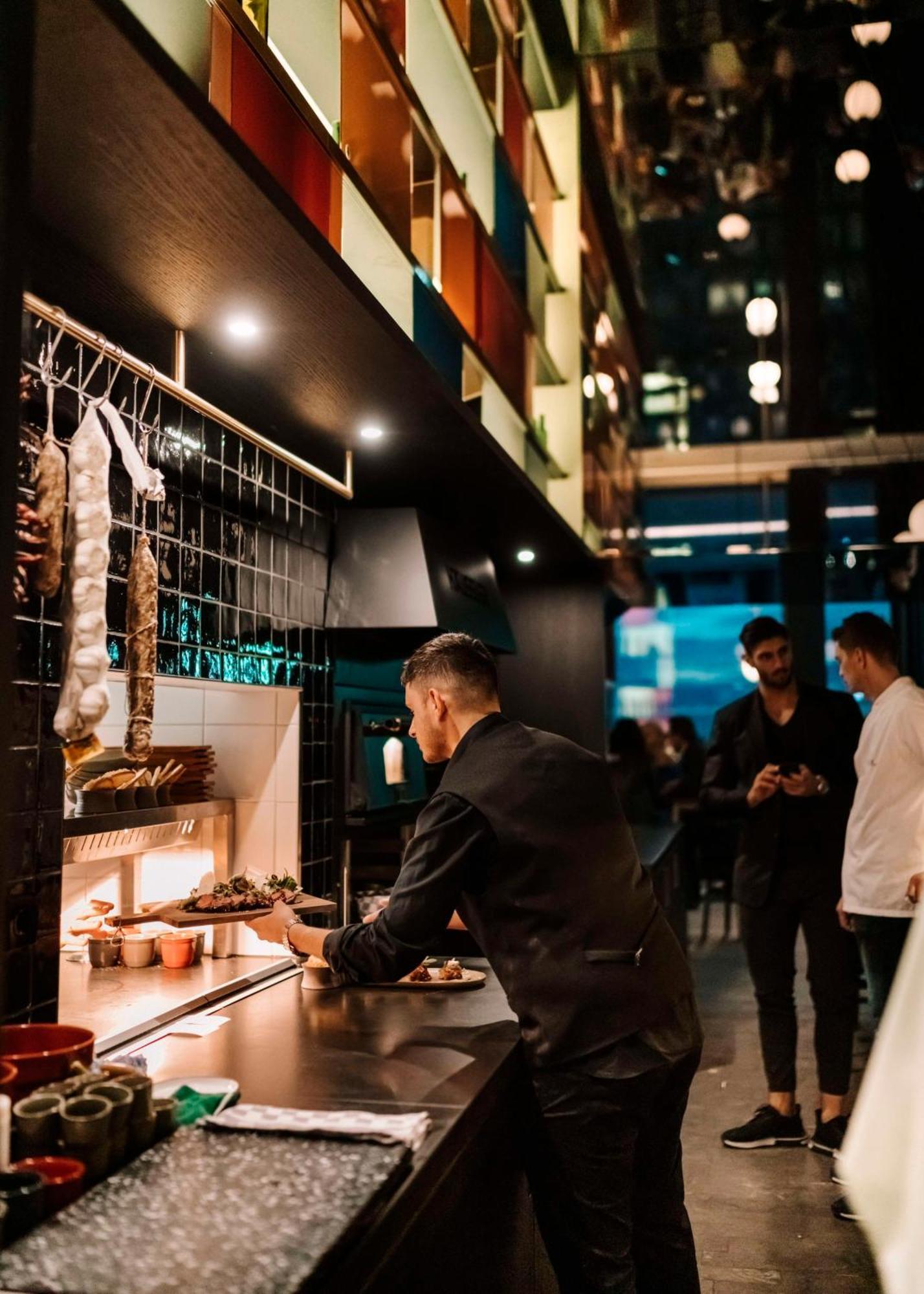 Andaz Munich Schwabinger Tor, By Hyatt Hotel Екстериор снимка Chef preparing food at a restaurant