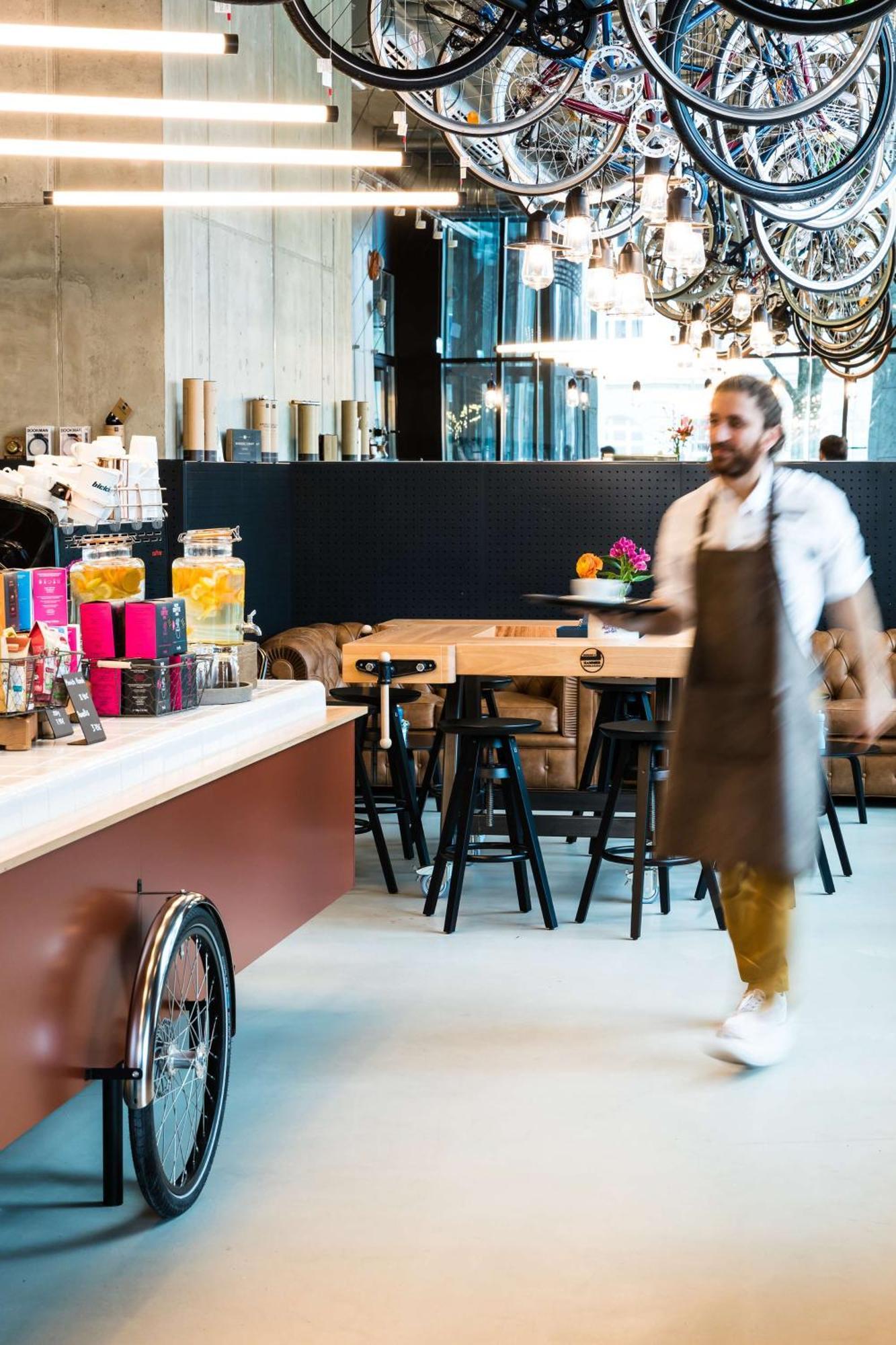 Andaz Munich Schwabinger Tor, By Hyatt Hotel Екстериор снимка A barista working at a coffee shop