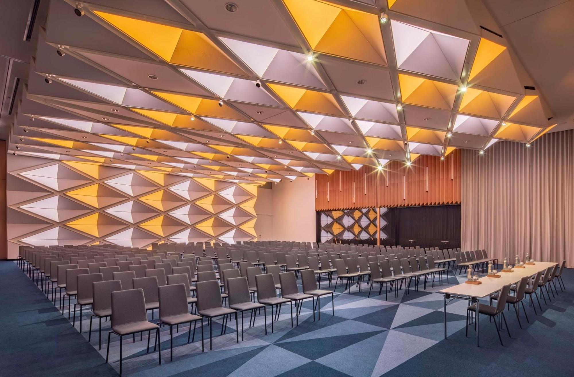 Andaz Munich Schwabinger Tor, By Hyatt Hotel Екстериор снимка The interior of the conference centre